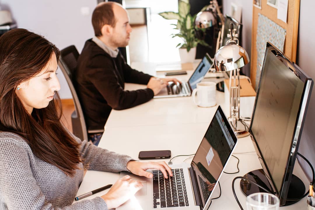 Cláudia and Sérgio working at Bloco's office