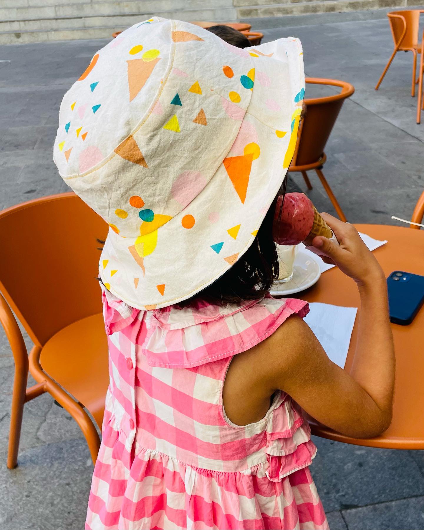 Kid wearing an icecream-themed hat by Fiz e Fizemos